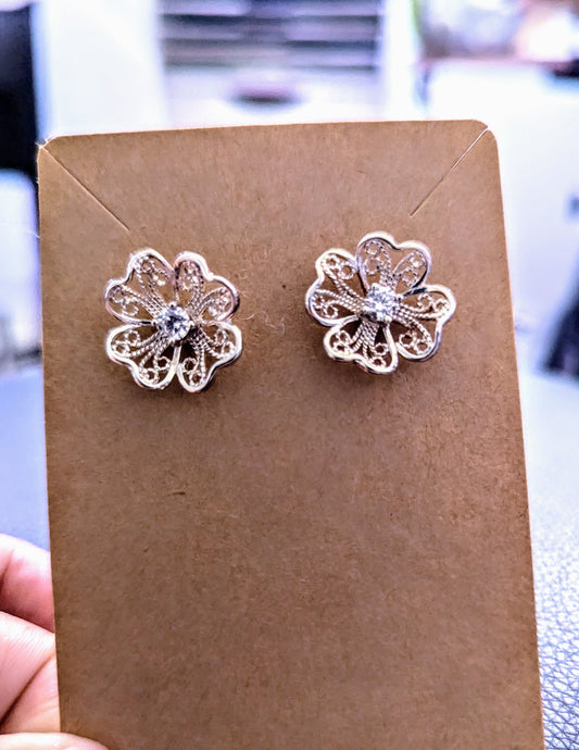 Stunning Silver Flower earrings with filigree pattern