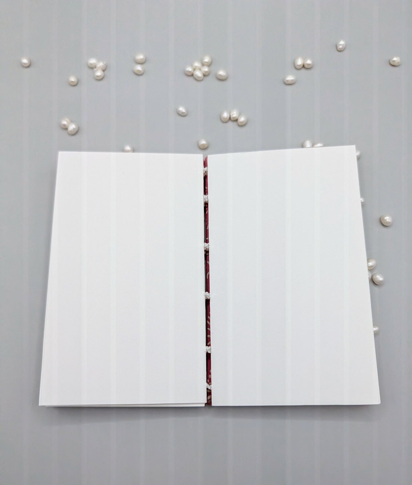 Embossed pattern on a pink background - Mini Sketchbook - French Stitch