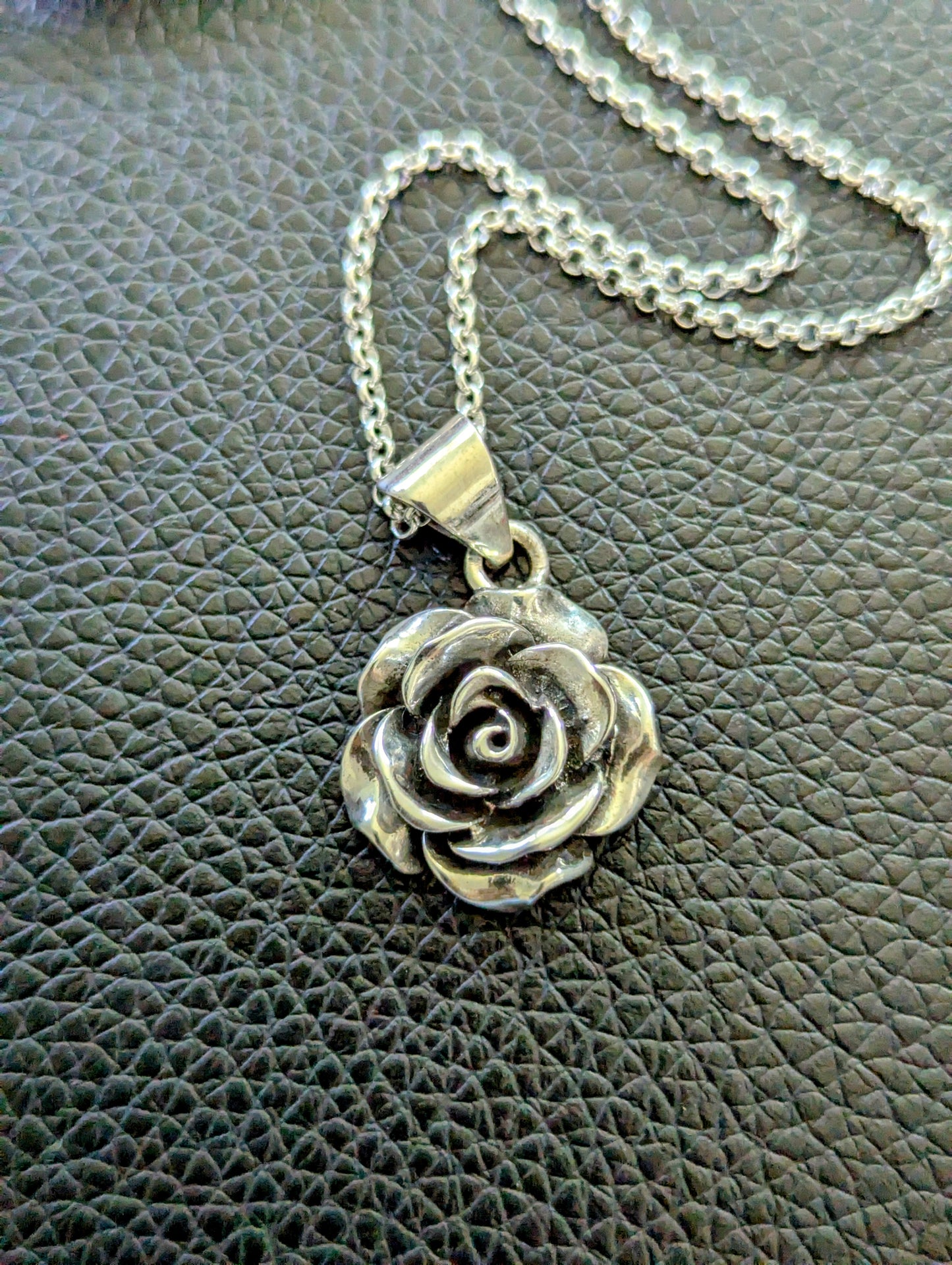 Handcrafted 950 Peruvian Silver necklace with a beautiful rose pendant, shown the details of the pendant.