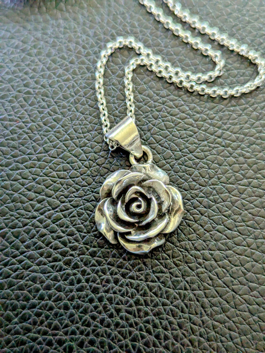 Handcrafted 950 Peruvian Silver necklace with a beautiful rose pendant, shown the details of the pendant.