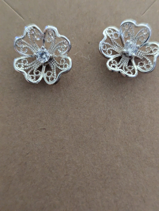 Stunning Silver Flower earrings with filigree pattern