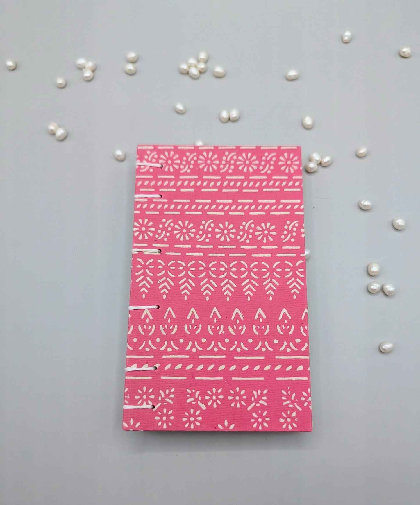 Embossed pattern on a pink background - Mini Sketchbook - French Stitch