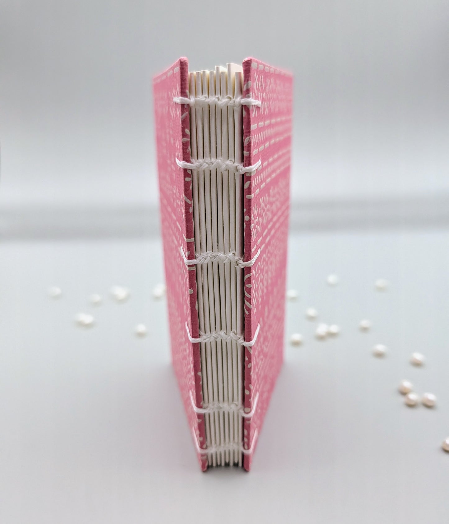 Embossed pattern on a pink background - Mini Sketchbook - French Stitch