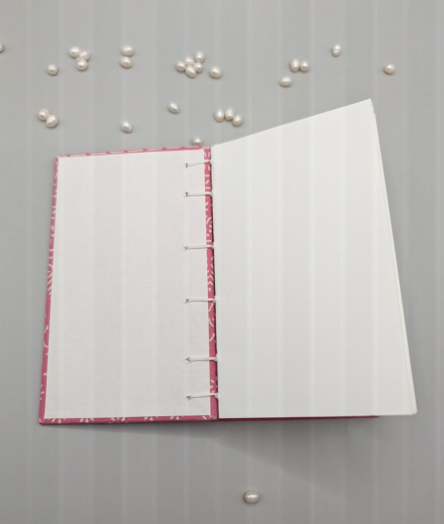 Embossed pattern on a pink background - Mini Sketchbook - French Stitch